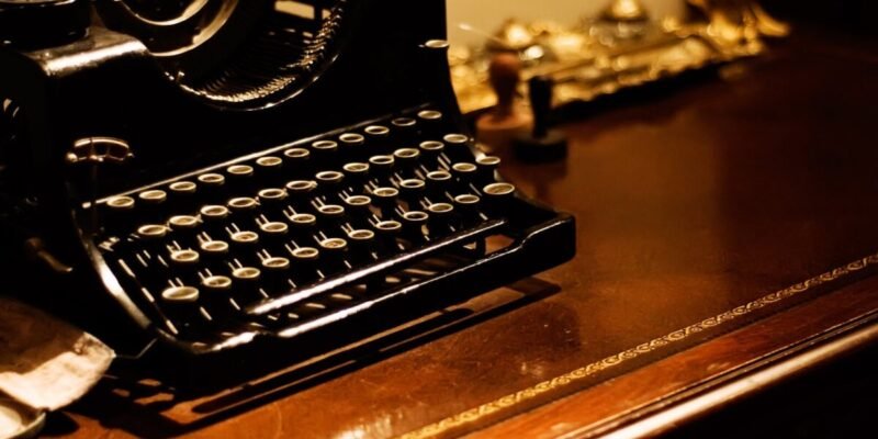 Old typewriter on tesk for writing literatuer